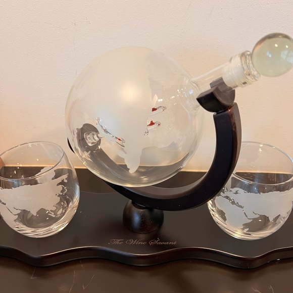 Globe Decanter w/two glasses. - Picture 4 of 5